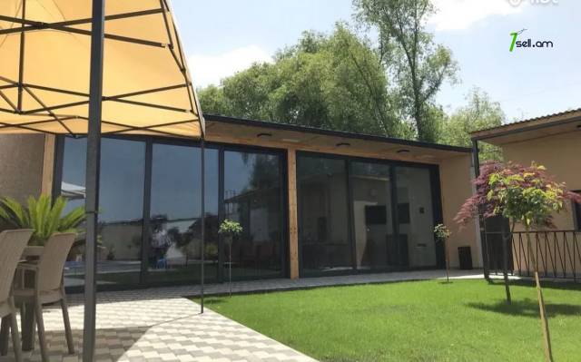 Բազմաֆունկցիոնալ գույք 3-րդ փողոցում Ակունքում, 160 քմ