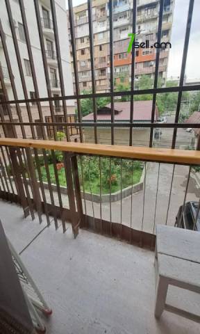 3 սենյականոց բնակարան Տերյան փողոցում, 90 քմ, 2/10 հարկ, 2 սանհանգույց, մի քանի պատշգամբ