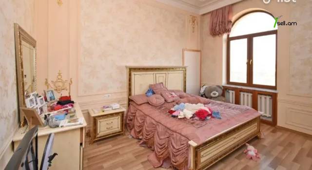 Երկու հարկանի տուն Վահան Տերյանի փողոցում Ավանում, 500 ք.մ., 3+ սանհանգույց, մեծ հողամաս