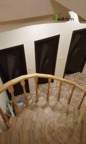 Երկու հարկանի քարե տուն Լենինգրադյան փողոցում Աջափնյակում, 280 քմ, 3+ սանհանգույց