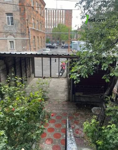 4 սենյականոց բնակարան Հրաչյա Աճառյանի փողոցում, 103 քմ, կապիտալ վերանորոգված, քարե շենք