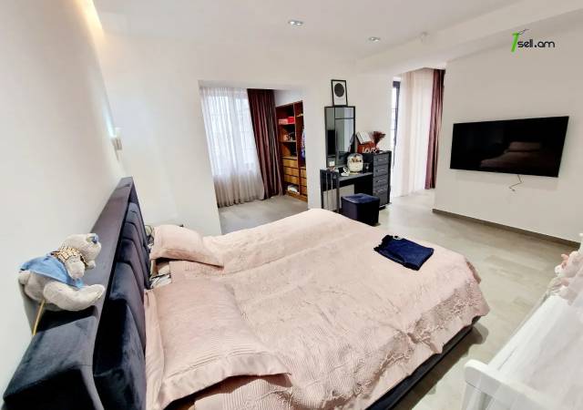 Երկու հարկանի քարե տուն, Վահագնի Թաղամաս Աջափնյակում, 700 ք.մ., 3+ սանհանգույց