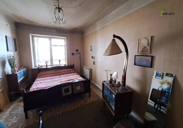 3 սենյականոց բնակարան Բարբյուսի փողոցում, 94 ք.մ., մի քանի պատշգամբ, քարե շենք