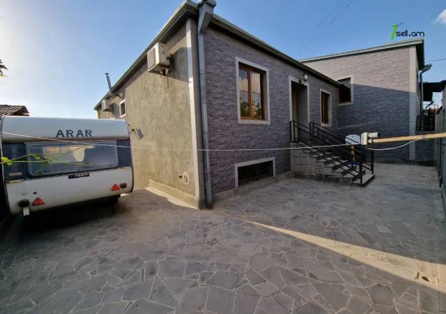 Երեք հարկանի քարե տուն Լուսինե Զաքարյան փողոցում Նորք Մարաշում, 300 քմ, 3+ սանհանգույց