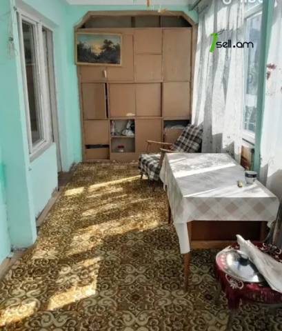 3 սենյականոց բնակարան Նանսենի փողոցում, 74 ք.մ., նախավերջին հարկ, բարձր առաստաղներ, քարե շենք