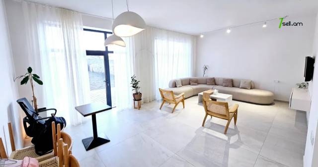 Երկու հարկանի քարե թաունհաուզ Առինջի 4-րդ փողոցում Առինջում, 560 ք.մ., 3+ սանհանգույց