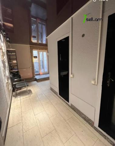 Բազմաֆունկցիոնալ գույք Աբովյան փողոցում կենտրոնում, 170 ք.մ.