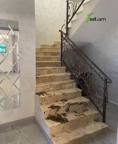 Երկու հարկանի տուն Արաբկիրում, 500 ք.մ., 2 սանհանգույց, դիզայներական ոճով վերանորոգված