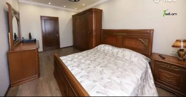 3 սենյականոց բնակարան Լենինգրադյան փողոցում, 81 ք.մ., 3/5 հարկ, եվրովերանորոգված, քարե շենք