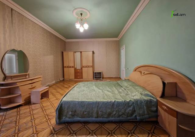 Երեք հարկանի քարե տուն Պարոնյան փողոցում կենտրոնում, 550 քմ, 3+ սանհանգույց, եվրովերանորոգված