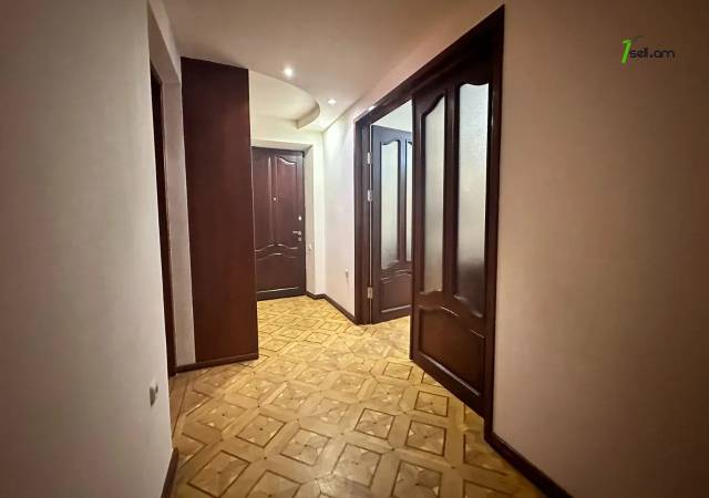 3 սենյականոց բնակարան Մոսկովյան փողոցում, 93 ք.մ., 2 սանհանգույց, նախավերջին հարկ