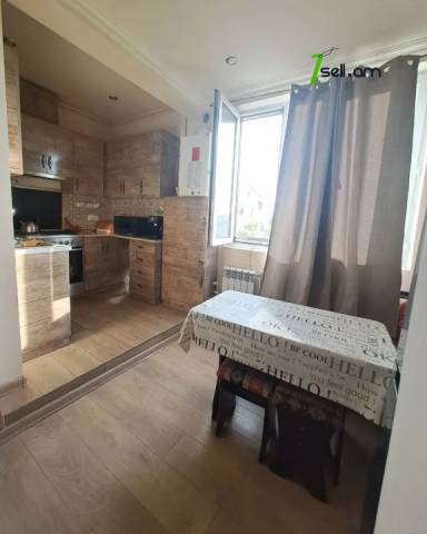 3 սենյականոց բնակարան Լենինգրադյան փողոցում, 75 ք.մ., 2 սանհանգույց, բարձր առաստաղներ, 3/5 հարկ