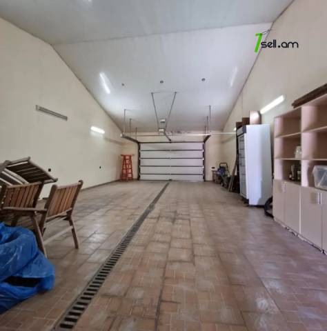 Երեք հարկանի քարե տուն, Ձոր 1 թաղամաս Դավիթաշենում, 800 ք.մ., 3+ սանհանգույց, կապիտալ վերանորոգված