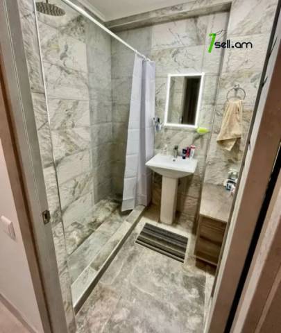 3 սենյականոց բնակարան Եզնիկ Կողբացու փողոցում, 75 ք.մ., 5/9 հարկ, եվրովերանորոգված