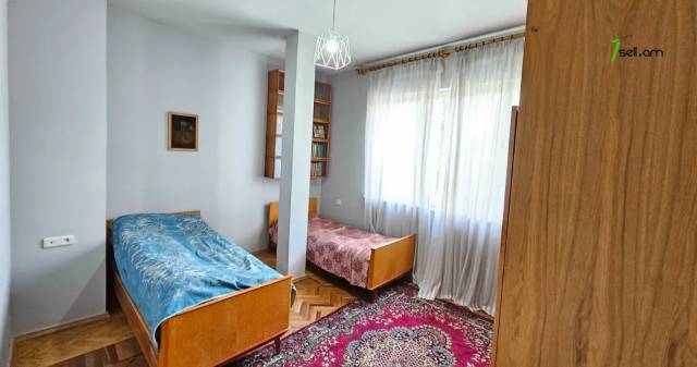 3 սենյականոց բնակարան Տպագրիչների փողոցում, 90 քմ, 2/5 հարկ, կոսմետիկ վերանորոգում, քարե շենք