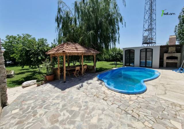 Երկու հարկանի քարե տուն Շիրակի փողոցում Շենգավիթում, 800 ք.մ., 2 սանհանգույց, եվրովերանորոգված