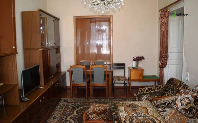 2 սենյականոց բնակարան Սայաթ-Նովա փողոցում, 40 քմ, բարձր առաստաղներ, կոսմետիկ վերանորոգում, քարե շենք