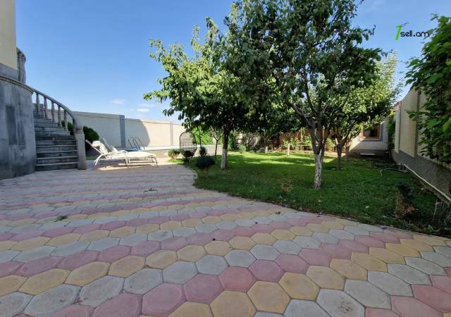 Երկու հարկանի քարե տուն Մելքումովի փողոցում Դավիթաշենում, 600 ք.մ., 3+ սանհանգույց, եվրովերանորոգված