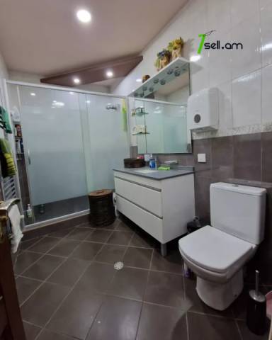 Երկու հարկանի քարե տուն Մոլդովական փողոցում Նոր Նորքում, 1300 ք.մ., 3+ սանհանգույց, եվրովերանորոգված