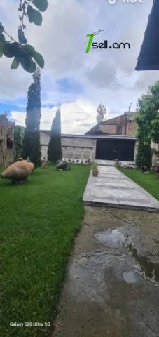 Մեկ հարկանի տուն, 8-րդ փողոց 3-րդ նրբանցք Արզնիում, 110 քմ, 2 սանհանգույց, կապիտալ վերանորոգված