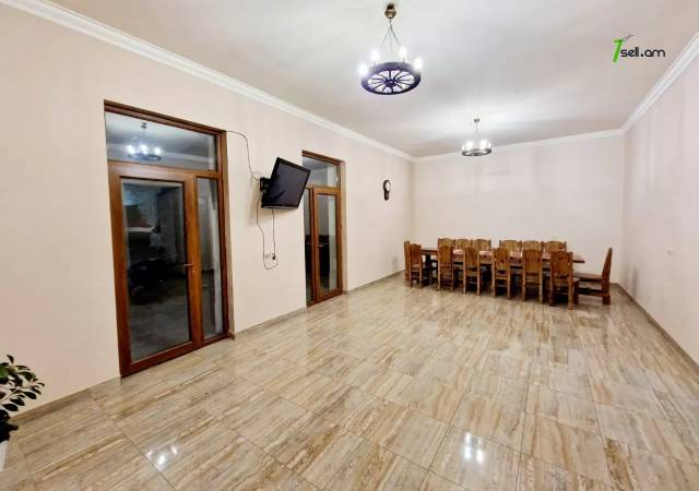 Երկու հարկանի քարե տուն Դավթաշենի 7-րդ փողոցում Դավիթաշենում, 1000 ք.մ., 3+ սանհանգույց