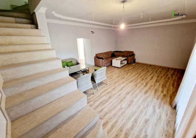 Երկու հարկանի քարե տուն 13-րդ փողոցում Զովունիում, 250 ք.մ., 2 սանհանգույց, եվրովերանորոգված