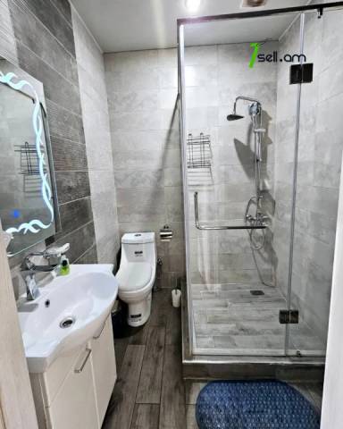 Երեք հարկանի քարե տուն Նար-Դոսի փողոցում կենտրոնում, 1510 ք.մ., 3+ սանհանգույց, կապիտալ վերանորոգված