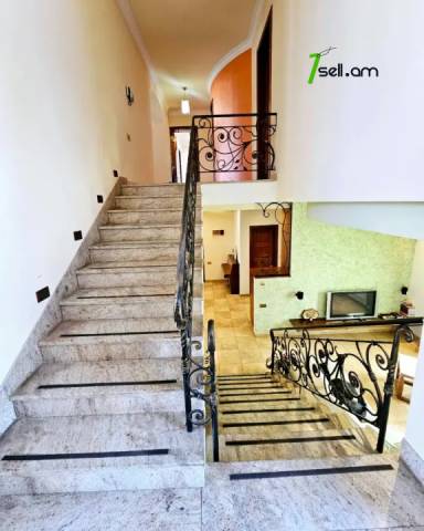 Երկու հարկանի քարե տուն Ծարավ Աղբյուրի փողոցում Ավանում, 1650 ք.մ., 3+ սանհանգույց