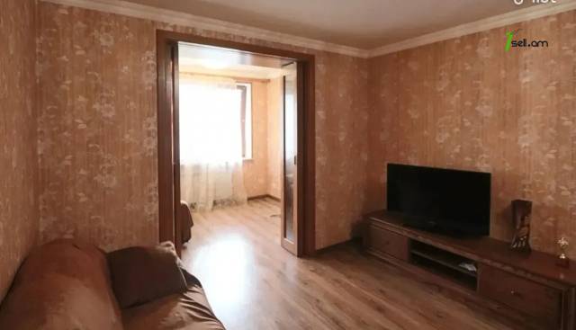 3 սենյականոց բնակարան Հանրապետության փողոցում, 83 ք.մ., 3/5 հարկ, եվրովերանորոգված, քարե շենք