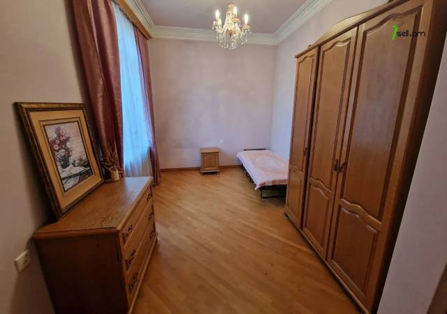 Երեք հարկանի քարե տուն Այգեկցու փողոցում Արաբկիրում, 430 ք.մ., 3+ սանհանգույց, կապիտալ վերանորոգված