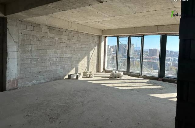 4 սենյականոց բնակարան նորակառույց շենքում Արամ Խաչատրյան փողոցում, 139 ք.մ., 2 սանհանգույց