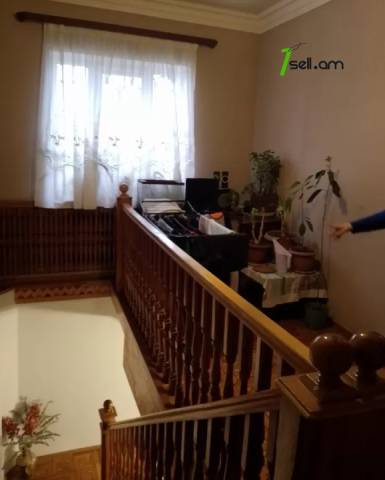 Երկու հարկանի քարե տուն Նոր Արեշի 35րդ փողոցում Էրեբունիում, 450 ք.մ., 3+ սանհանգույց