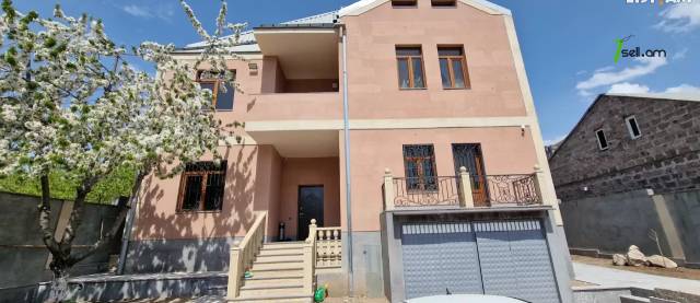 Երեք հարկանի քարե տուն Մելքումովի փողոցում Դավիթաշենում, 600 ք.մ., 3+ սանհանգույց, եվրովերանորոգված