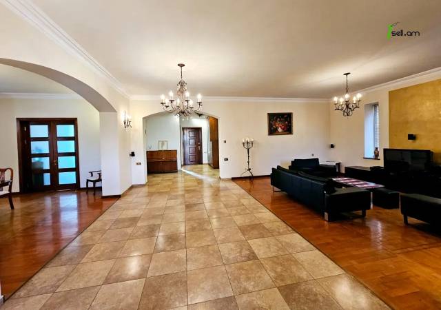 Երկու հարկանի քարե տուն Ծարավ Աղբյուրի փողոցում Ավանում, 1650 ք.մ., 3+ սանհանգույց