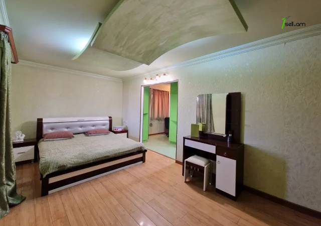 Երկու հարկանի քարե տուն Աշոտ Հովհաննիսյանի փողոցում Նոր Նորքում, 700 ք.մ., 3+ սանհանգույց