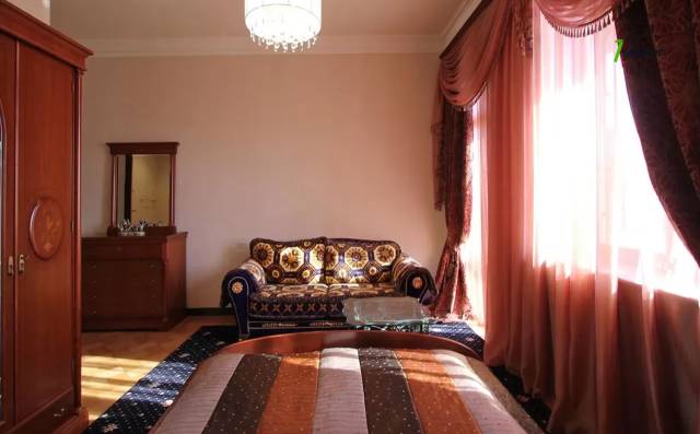 Երեք հարկանի քարե տուն Սևքարեցի Սաքոյի փողոցում Արաբկիրում, 600 ք.մ., 3+ սանհանգույց