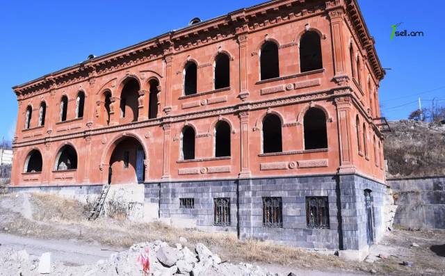 Երեք հարկանի քարե տուն Սահմանապահ փողոցում Գյումրիում, 1022 ք.մ., 2 սանհանգույց