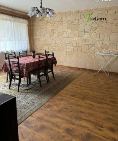 4 սենյականոց բնակարան Ազատության պողոտայում, 109 ք.մ., 2/5 հարկ, կապիտալ վերանորոգված, քարե շենք