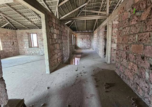 Երեք հարկանի տուն Պրահայի փողոցում կենտրոնում, 920 ք.մ., 3+ սանհանգույց, մասնակի վերանորոգում