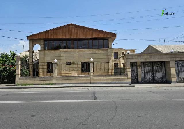 Բազմաֆունկցիոնալ գույք Աթոյան փողոցում Էրեբունիում, 600 քմ