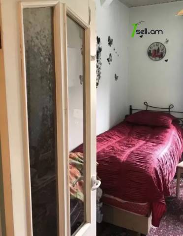 2 սենյականոց բնակարան Վրացական փողոցում, 50 ք.մ., 2/5 հարկ, մասնակի վերանորոգում, քարե շենք