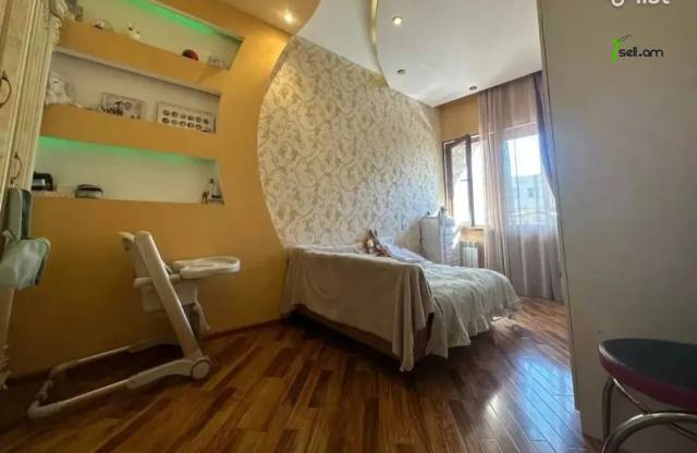 3 սենյականոց բնակարան նորակառույց շենքում Մելքումովի փողոցում, 93 ք.մ., նախավերջին հարկ