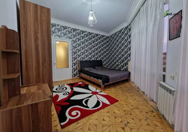 Երեք հարկանի քարե տուն Պարոնյան փողոցում կենտրոնում, 550 քմ, 3+ սանհանգույց, եվրովերանորոգված