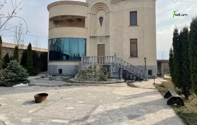 Երեք հարկանի քարե տուն Բագրևանդի փողոցում Նոր Նորքում, 510 ք.մ., 3+ սանհանգույց, եվրովերանորոգված