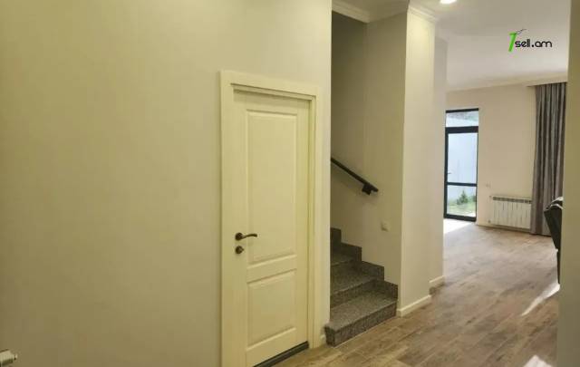 Երկու հարկանի թաունհաուզ Ռուբինյանց փողոցում Քանաքեռ Զեյթունում, 210 քմ, 3+ սանհանգույց