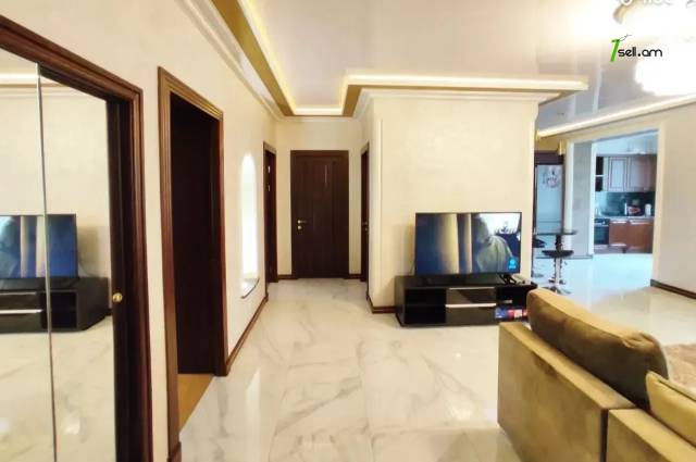 3 սենյականոց բնակարան Վարդանանց փողոցում, 86 ք.մ., 2/5 հարկ, 2 սանհանգույց, բարձր առաստաղներ