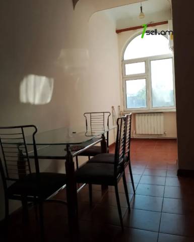 3 սենյականոց բնակարան Սայաթ-Նովայի պողոտայում, 86 ք.մ., բարձր առաստաղներ, կոսմետիկ վերանորոգում