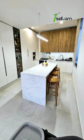 Երկու հարկանի քարե թաունհաուզ Առինջի 4-րդ փողոցում Առինջում, 560 ք.մ., 3+ սանհանգույց