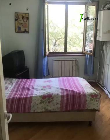 2 սենյականոց բնակարան Վրացական փողոցում, 50 ք.մ., 2/5 հարկ, մասնակի վերանորոգում, քարե շենք