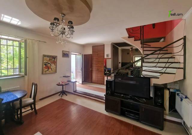 Երկու հարկանի քարե տուն Ռայնիսի փողոցում Քանաքեռ Զեյթունում, 300 քմ, 2 սանհանգույց, եվրովերանորոգված